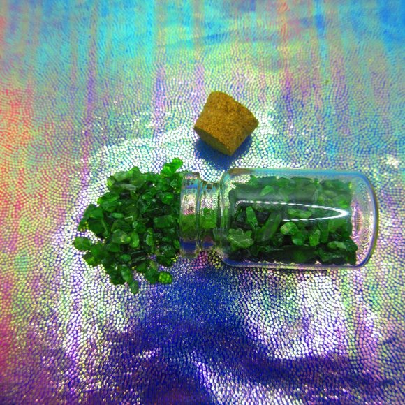 Chrome Diopside Gemstone Chips In A Bottle Embellishments Natural Semi Precious - Picture 2 of 3